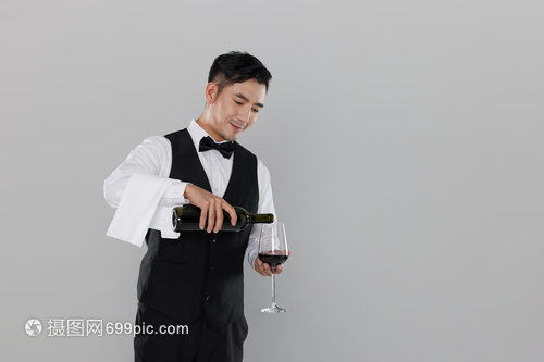 紅酒服務生的藝術 如何用一杯酒打動客人